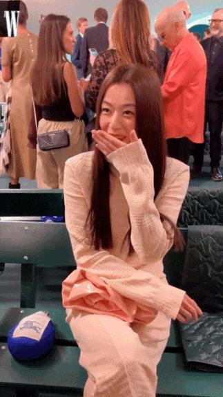 42岁的她，吊打年轻小花？