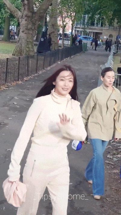 42岁的她，吊打年轻小花？