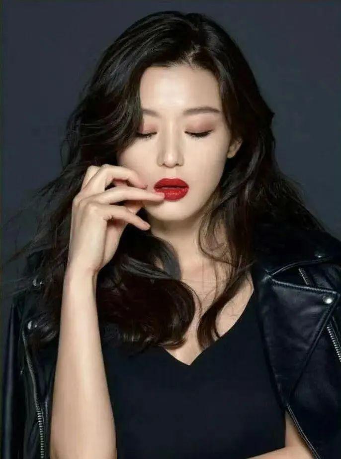 42岁的她，吊打年轻小花？