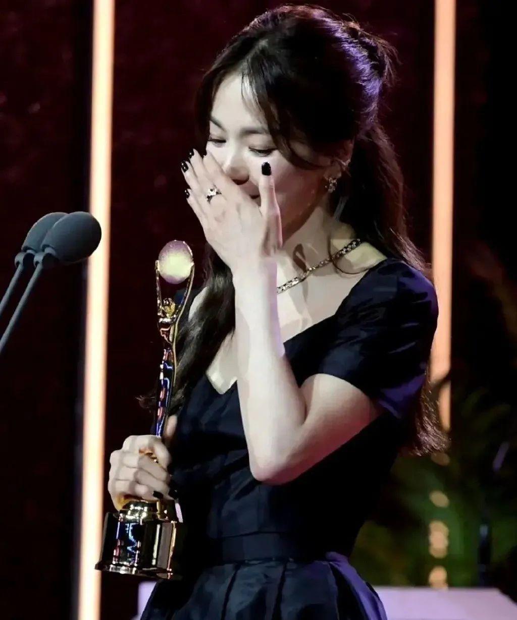 42岁的她，吊打年轻小花？