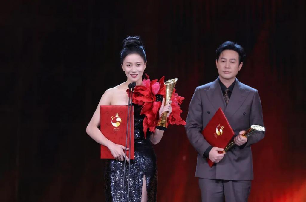 张颂文得奖了，倪虹洁声音哽咽，雷佳音感谢张嘉益……他们抱走了这只“大熊猫”