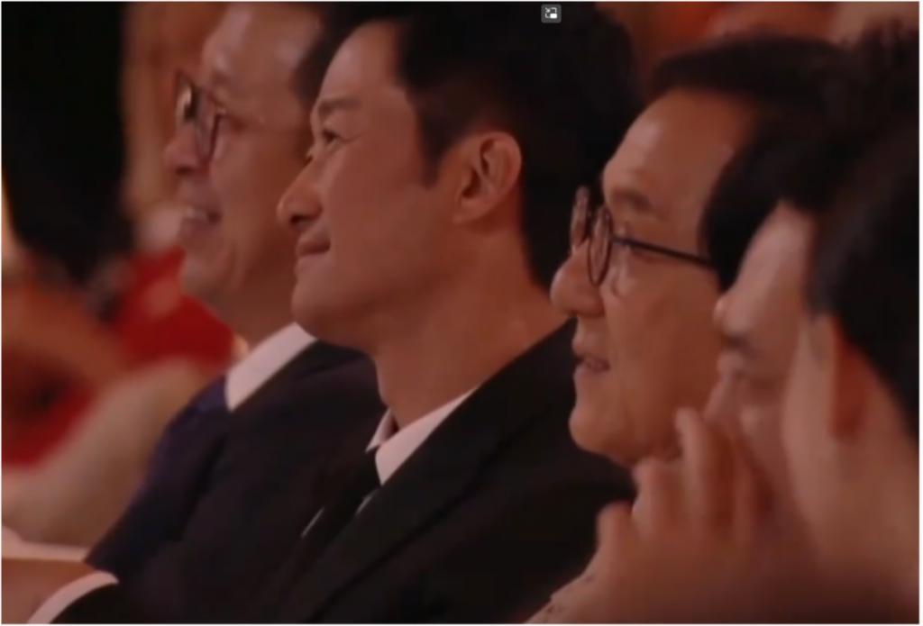 张颂文得奖了，倪虹洁声音哽咽，雷佳音感谢张嘉益……他们抱走了这只“大熊猫”