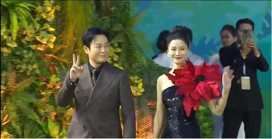 张颂文得奖了，倪虹洁声音哽咽，雷佳音感谢张嘉益……他们抱走了这只“大熊猫”