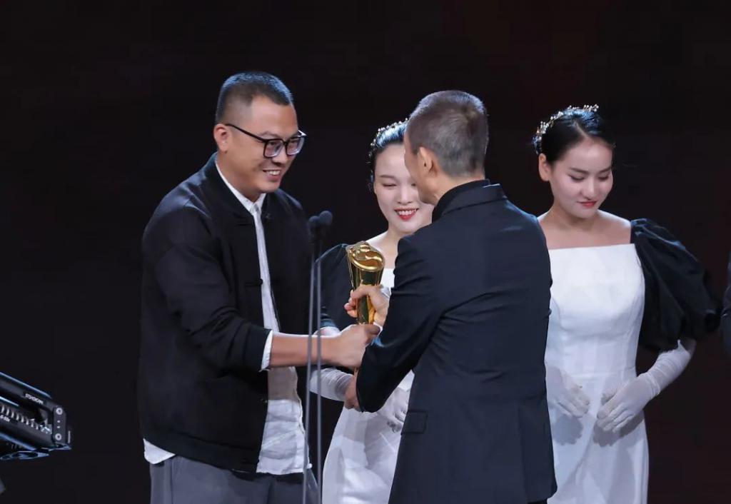 张颂文得奖了，倪虹洁声音哽咽，雷佳音感谢张嘉益……他们抱走了这只“大熊猫”