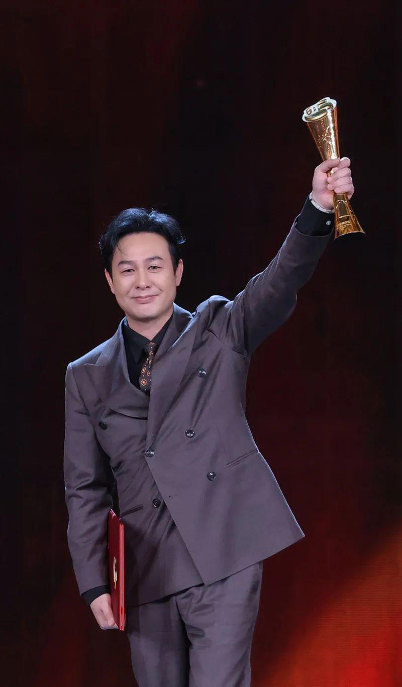 张颂文得奖了，倪虹洁声音哽咽，雷佳音感谢张嘉益……他们抱走了这只“大熊猫”