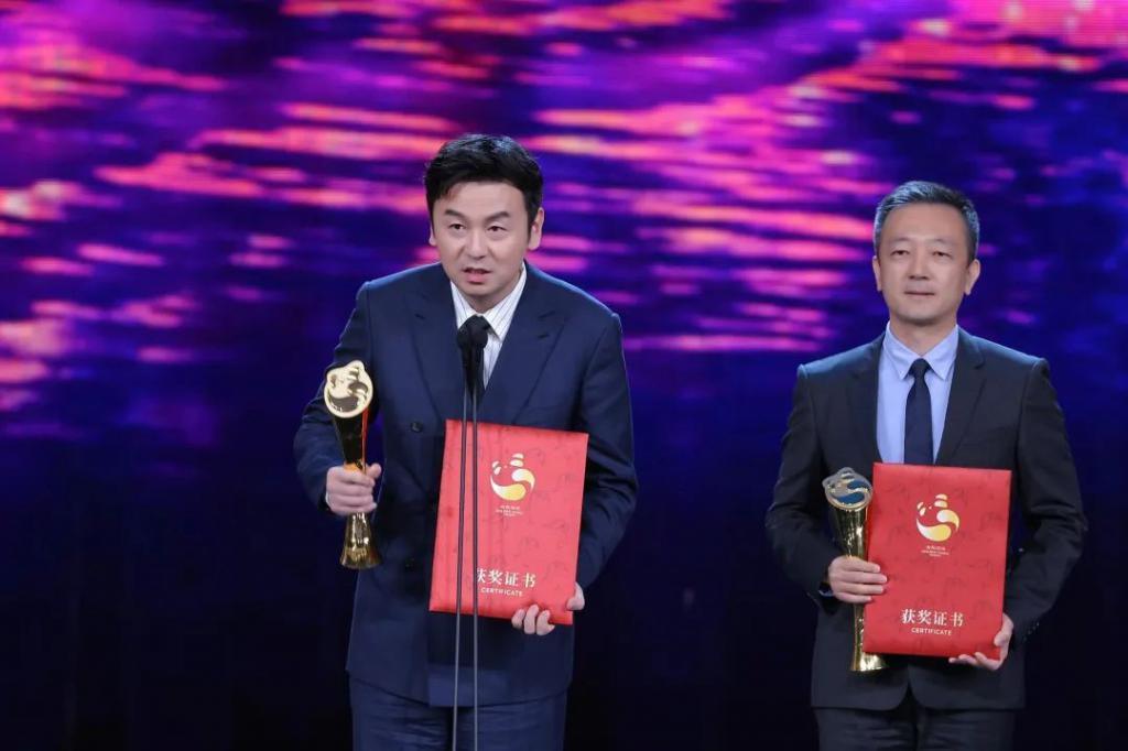 张颂文得奖了，倪虹洁声音哽咽，雷佳音感谢张嘉益……他们抱走了这只“大熊猫”