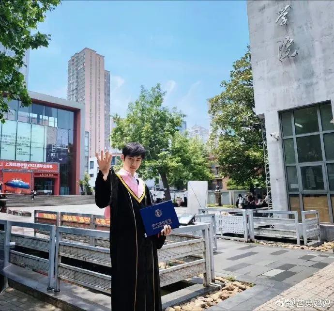 40岁金莎官宣00后男友：恨嫁，但不随便嫁