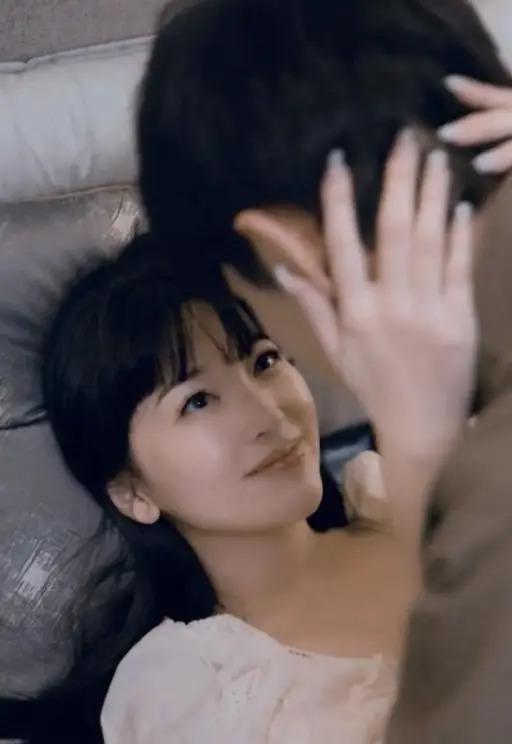 40岁金莎官宣00后男友：恨嫁，但不随便嫁