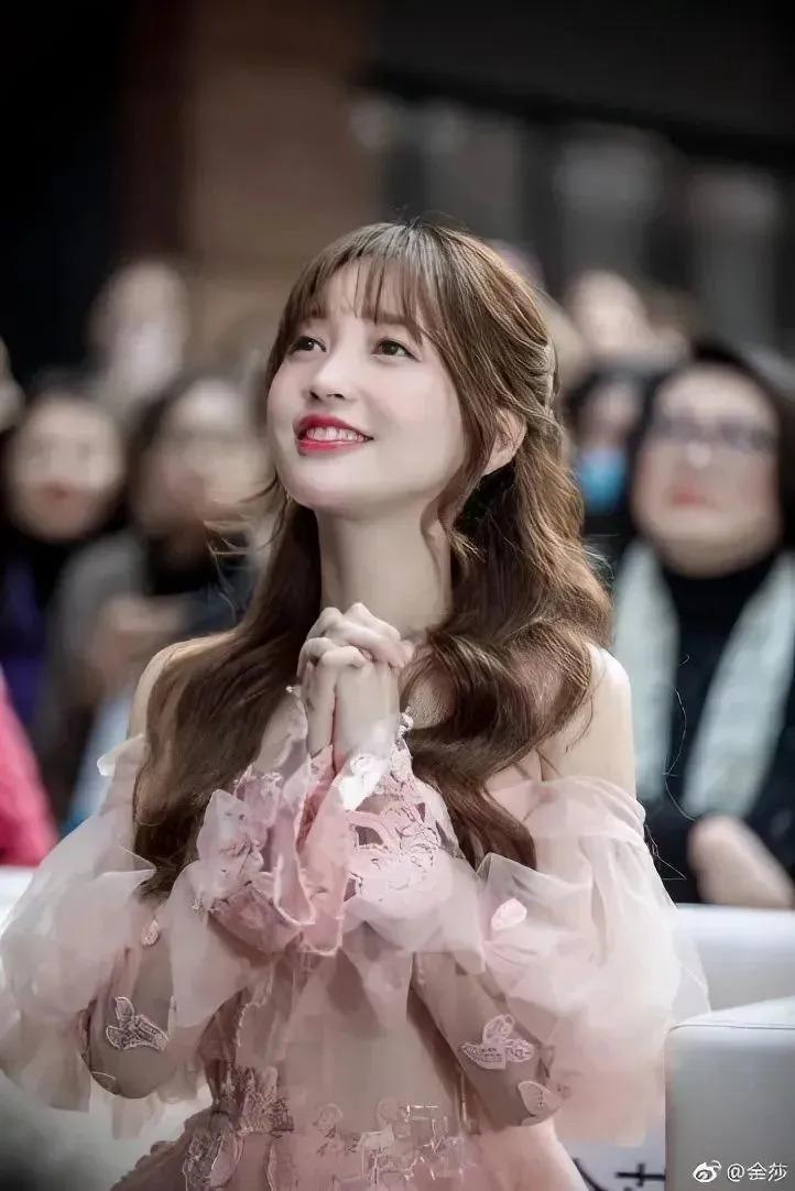 40岁金莎官宣00后男友：恨嫁，但不随便嫁