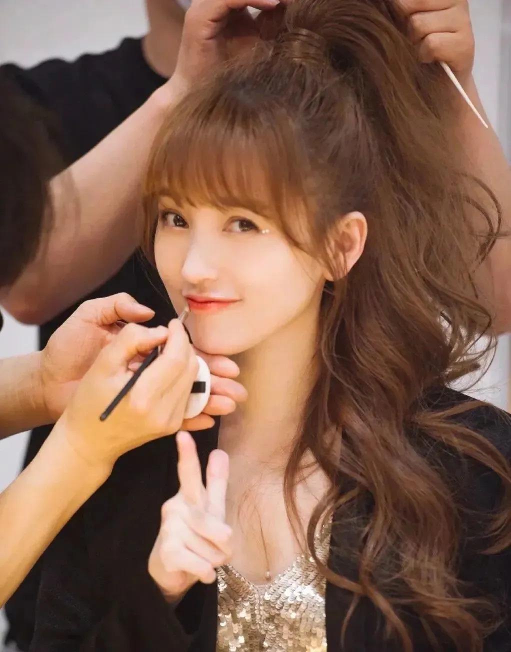 40岁金莎官宣00后男友：恨嫁，但不随便嫁