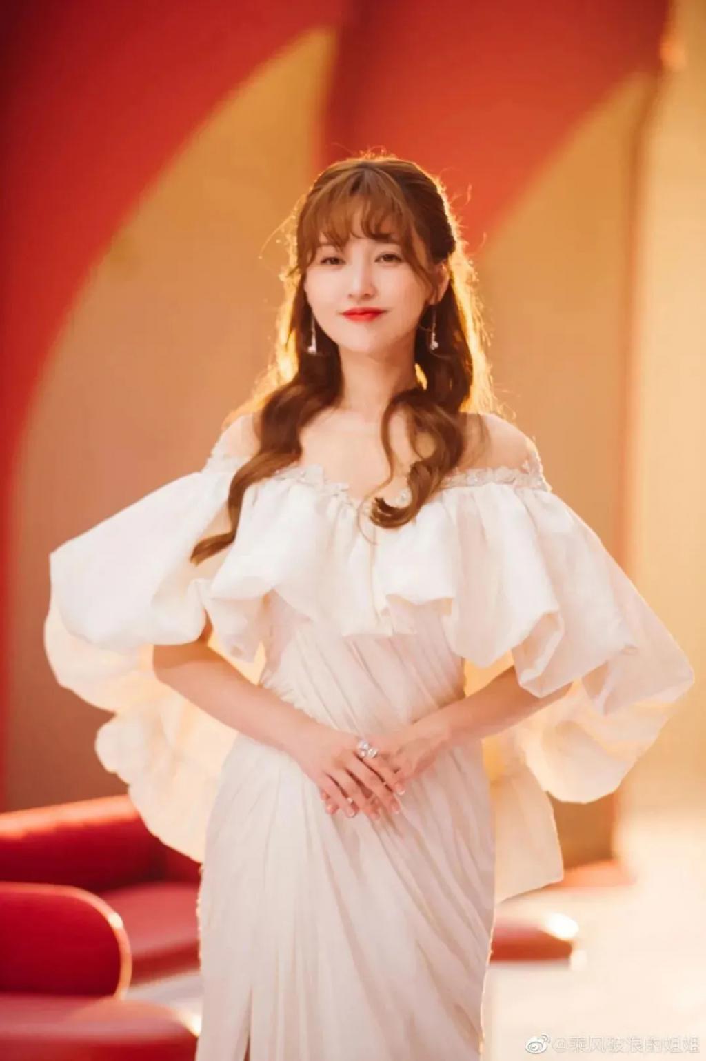 40岁金莎官宣00后男友：恨嫁，但不随便嫁