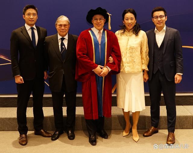 霍启刚获颁院士荣衔，朱玲玲霍震霆罕见同框，郭晶晶缺席
