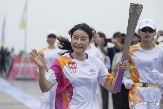 霍启刚获颁院士荣衔，朱玲玲霍震霆罕见同框，郭晶晶缺席