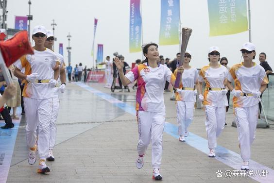 霍启刚获颁院士荣衔，朱玲玲霍震霆罕见同框，郭晶晶缺席