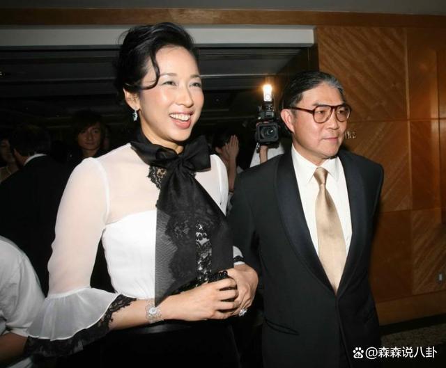 霍启刚获颁院士荣衔，朱玲玲霍震霆罕见同框，郭晶晶缺席