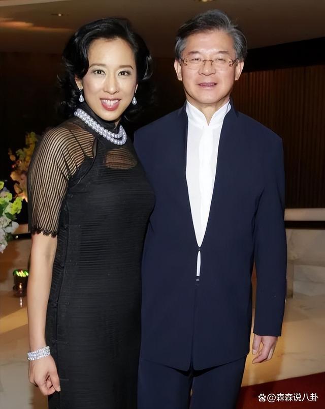 霍启刚获颁院士荣衔，朱玲玲霍震霆罕见同框，郭晶晶缺席