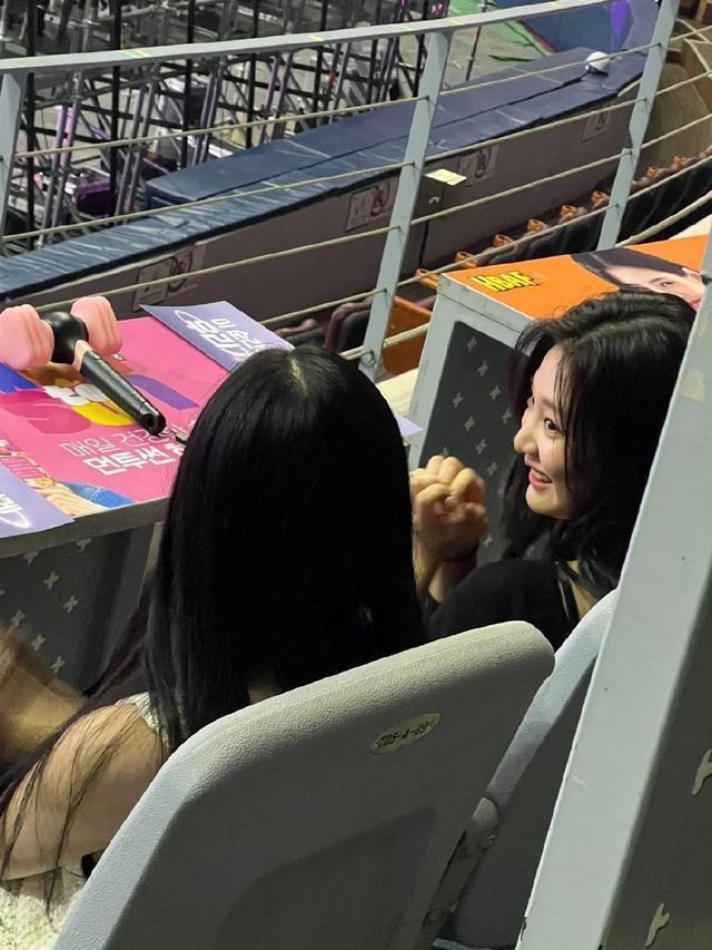 美女们贴贴！柳智敏被金智秀邀请去blackpink演唱会