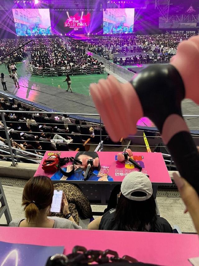 美女们贴贴！柳智敏被金智秀邀请去blackpink演唱会