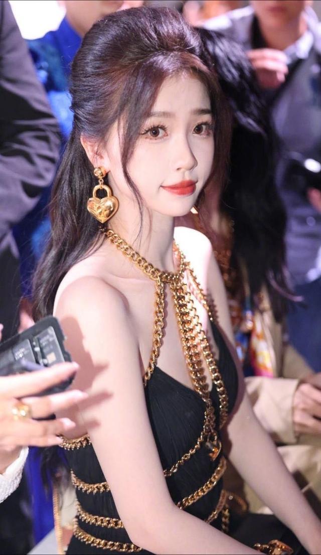 虞书欣米兰时装周看秀 身穿黑色链条挂脖连衣裙耀眼瞩目