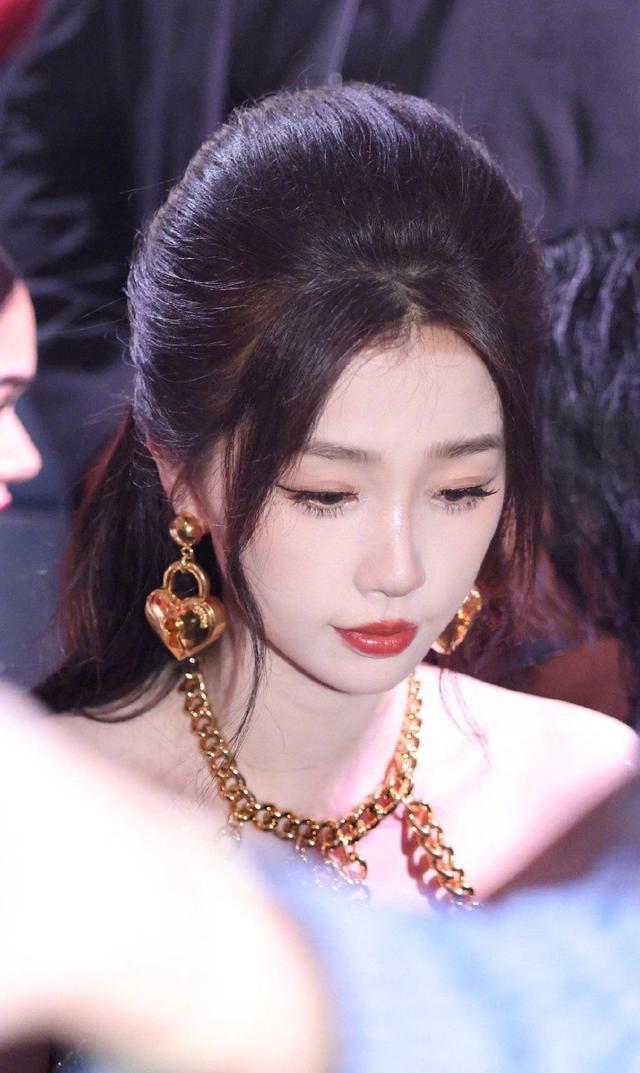 虞书欣米兰时装周看秀 身穿黑色链条挂脖连衣裙耀眼瞩目