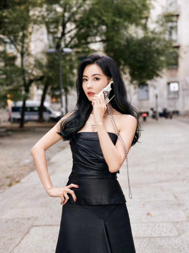 张柏芝穿黑色抹胸皮裙露美背 波浪长发披肩妩媚迷人