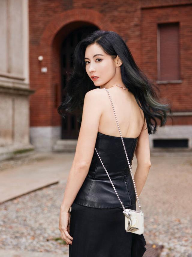 张柏芝穿黑色抹胸皮裙露美背 波浪长发披肩妩媚迷人