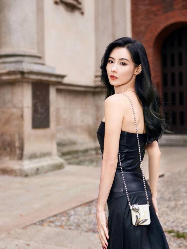 张柏芝穿黑色抹胸皮裙露美背 波浪长发披肩妩媚迷人