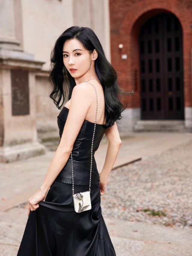 张柏芝穿黑色抹胸皮裙露美背 波浪长发披肩妩媚迷人