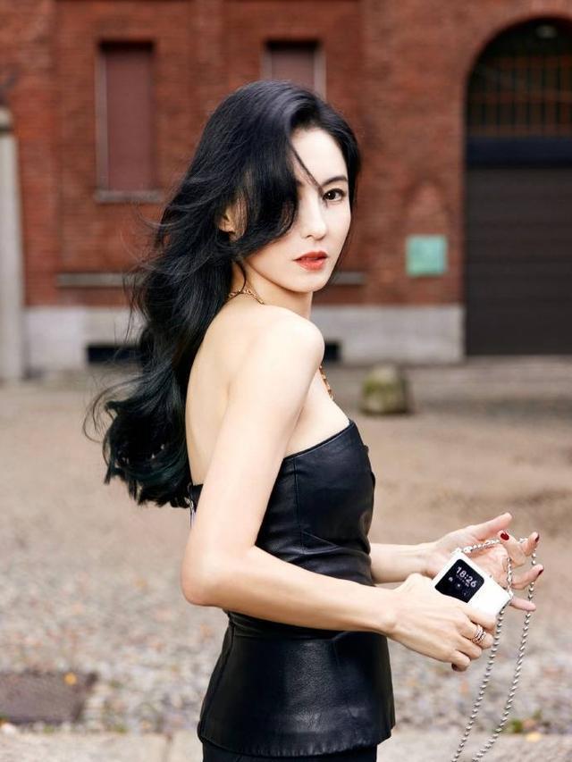 张柏芝穿黑色抹胸皮裙露美背 波浪长发披肩妩媚迷人