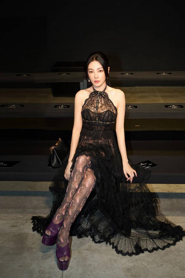 张雨绮穿黑蕾丝透视裙性感美艳 身姿婀娜眼神妩媚