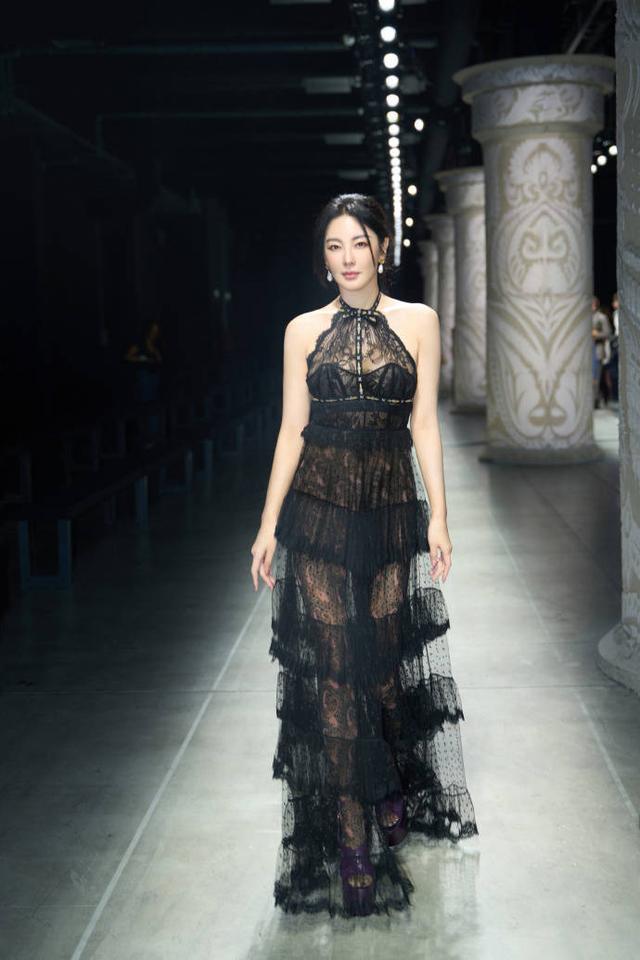 张雨绮穿黑蕾丝透视裙性感美艳 身姿婀娜眼神妩媚