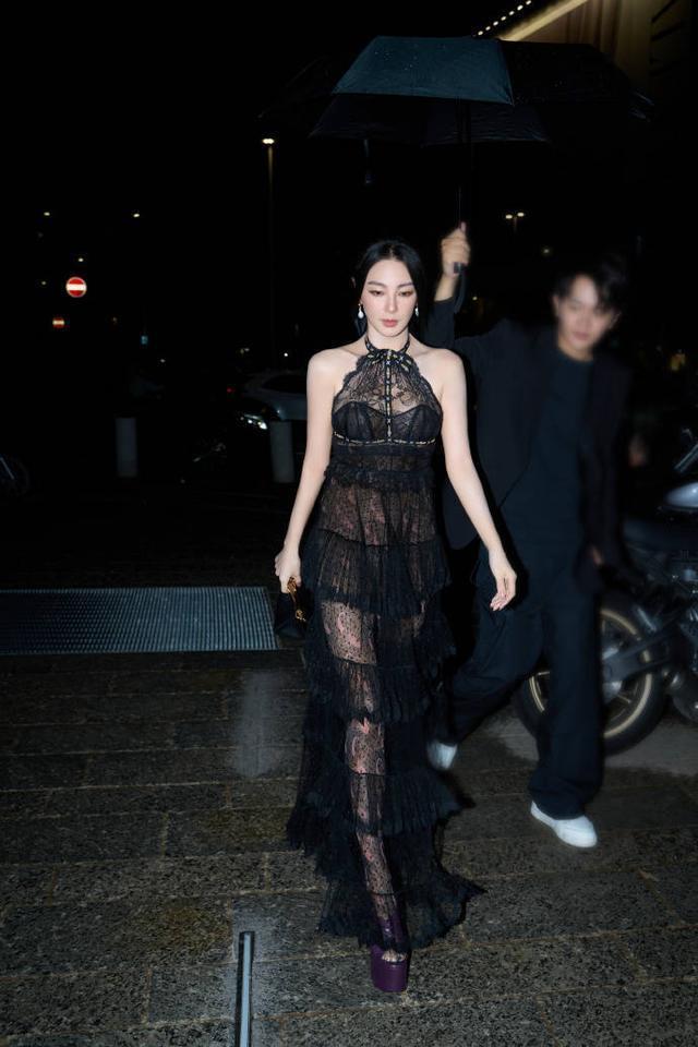 张雨绮穿黑蕾丝透视裙性感美艳 身姿婀娜眼神妩媚