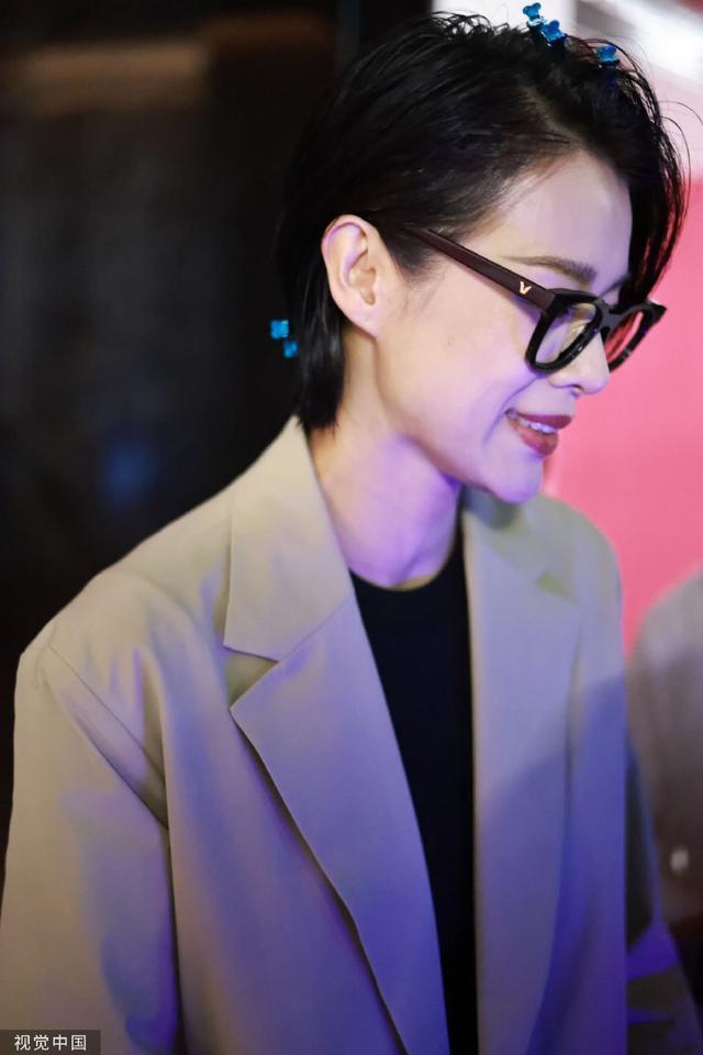 胡杏儿穿米色西装看秀 带黑框眼镜“女强人”气场爆表