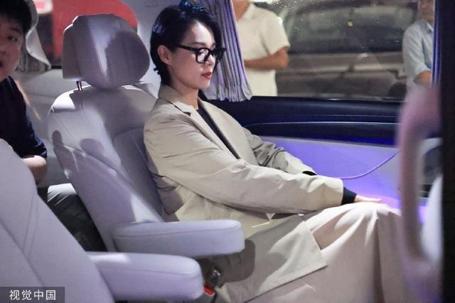 胡杏儿穿米色西装看秀 带黑框眼镜“女强人”气场爆表