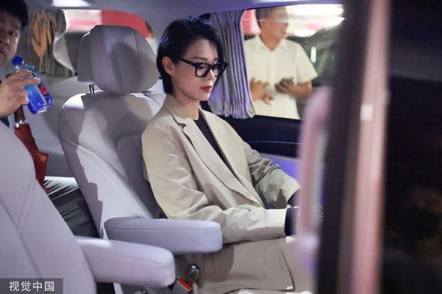 胡杏儿穿米色西装看秀 带黑框眼镜“女强人”气场爆表