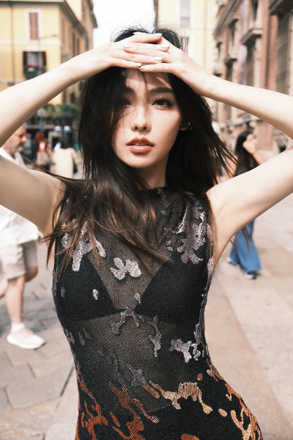 张嘉倪穿透视裙太撩人 回眸秀侧颜美貌发光