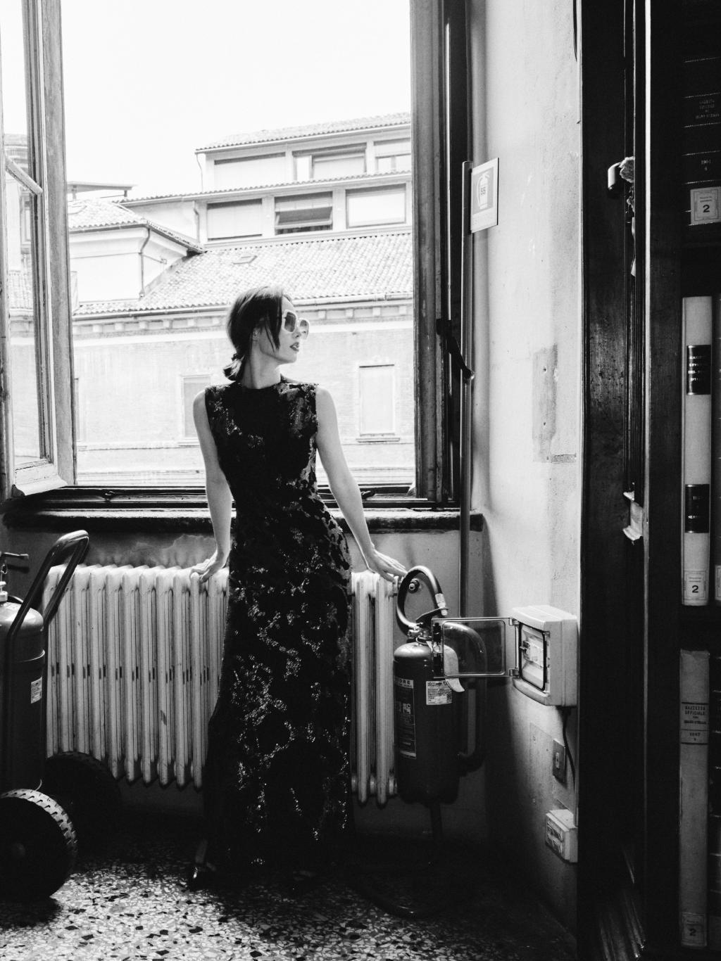 张嘉倪穿透视裙太撩人 回眸秀侧颜美貌发光