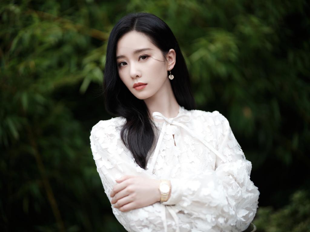 刘诗诗穿黑裙尽显古典韵味 眼神温柔气质好