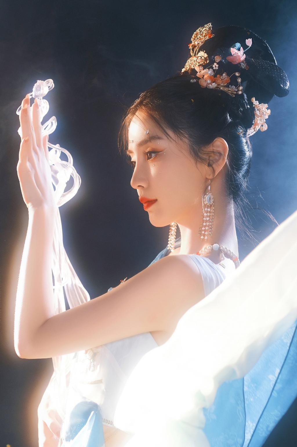 Baby神女造型曝光美如画 五官精致太惊艳