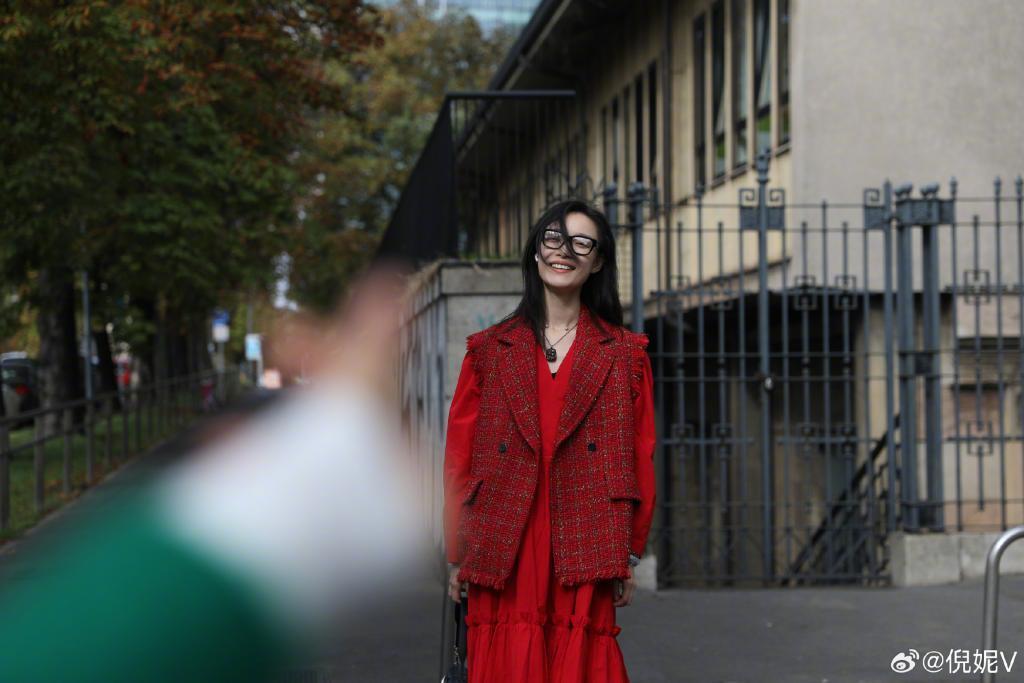 倪妮穿红裙明媚动人 戴黑框眼镜笑容灿烂