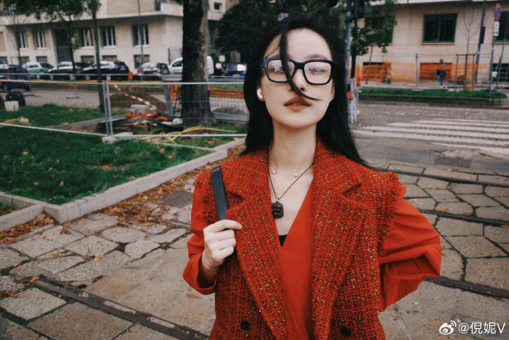 倪妮穿红裙明媚动人 戴黑框眼镜笑容灿烂