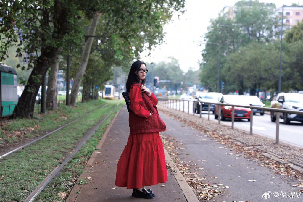 倪妮穿红裙明媚动人 戴黑框眼镜笑容灿烂