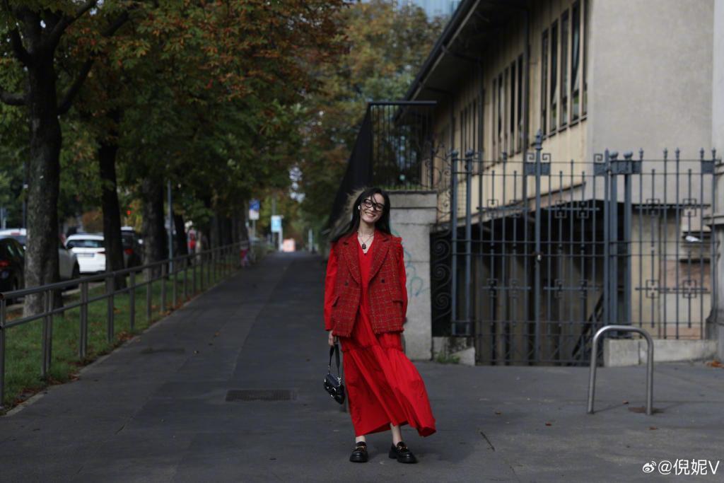 倪妮穿红裙明媚动人 戴黑框眼镜笑容灿烂