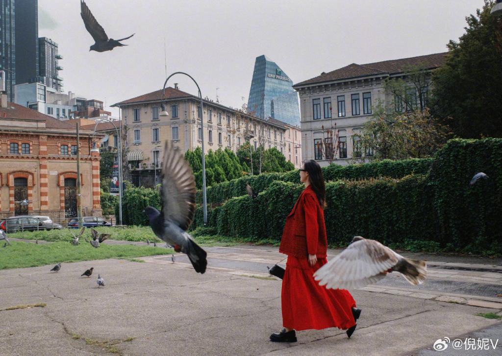 倪妮穿红裙明媚动人 戴黑框眼镜笑容灿烂