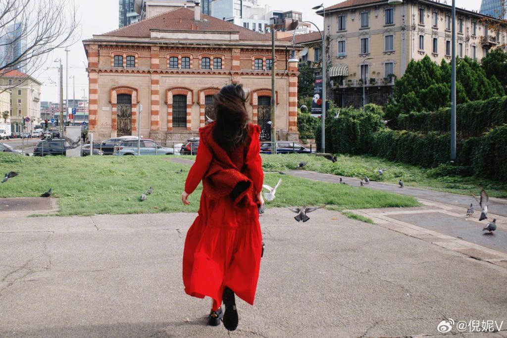 倪妮穿红裙明媚动人 戴黑框眼镜笑容灿烂