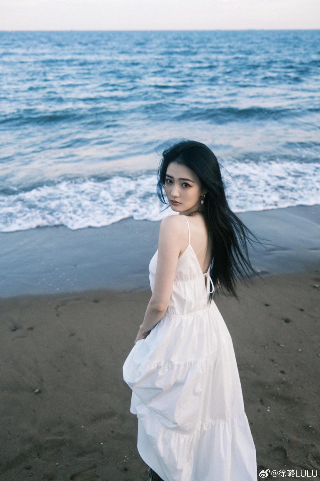 徐璐穿小白裙拍海边大片 发丝飞扬又纯又欲