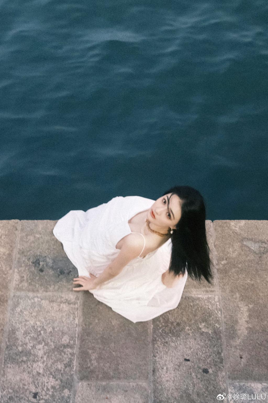 徐璐穿小白裙拍海边大片 发丝飞扬又纯又欲