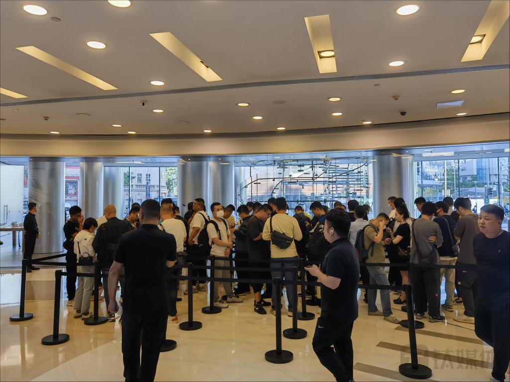 直击iPhone15系列发售：标准版已破发，黄牛直言受华为影响太大