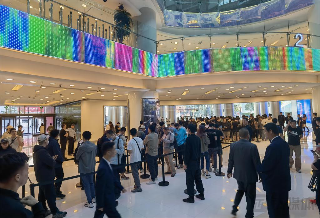直击iPhone15系列发售：标准版已破发，黄牛直言受华为影响太大