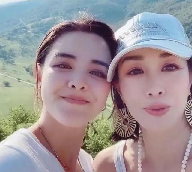 钟丽缇女儿太疯狂，演唱会现场当众换衣服，久居国外难团圆